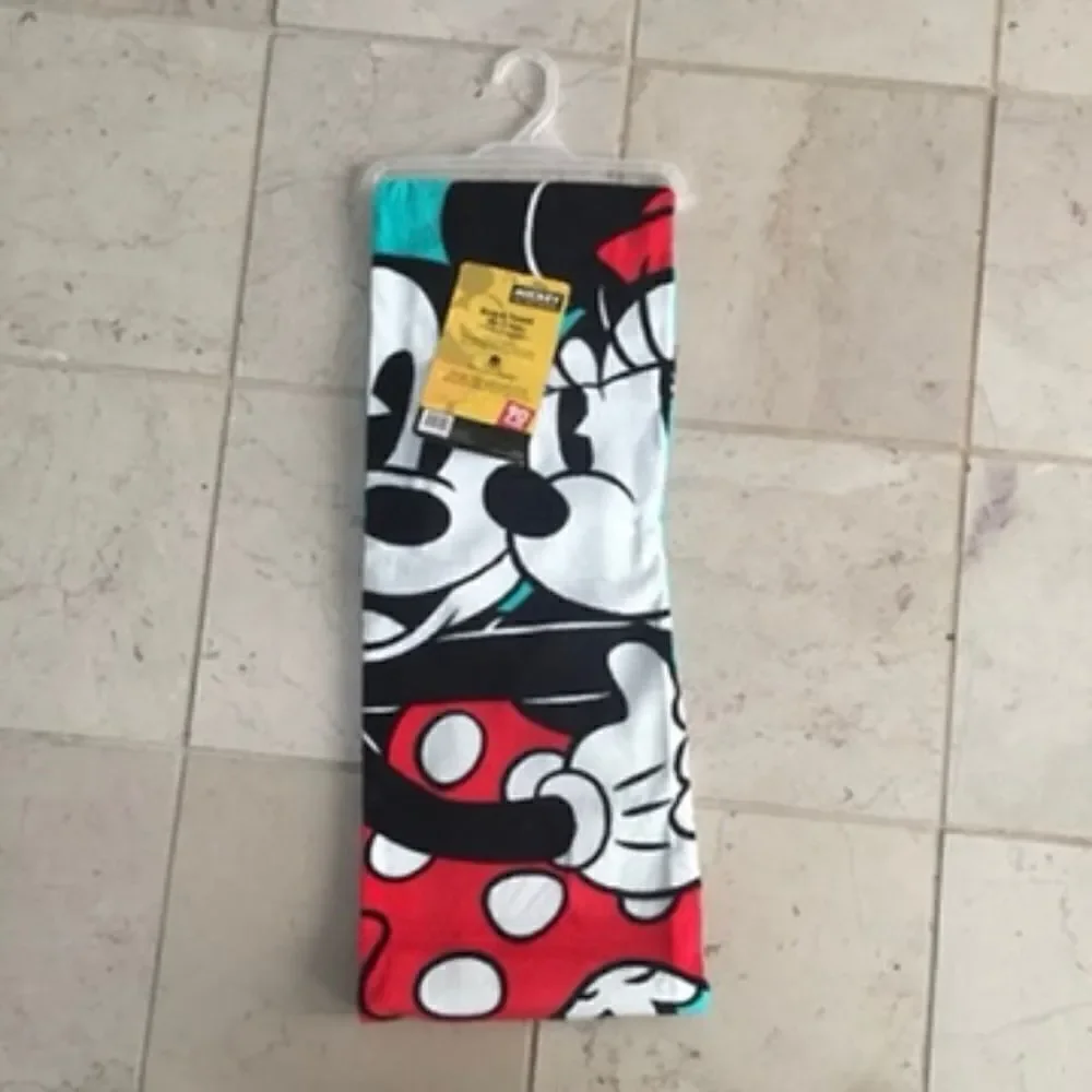 NWT Disney Mickey & Minnie Mouse Hug Green,Red,White & Black 38”x58” Beach Towel